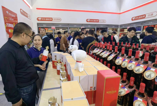京東酒世界‘春糖001號店’成都糖酒會驚艷亮相，一體化新模式引領白酒零售新浪潮